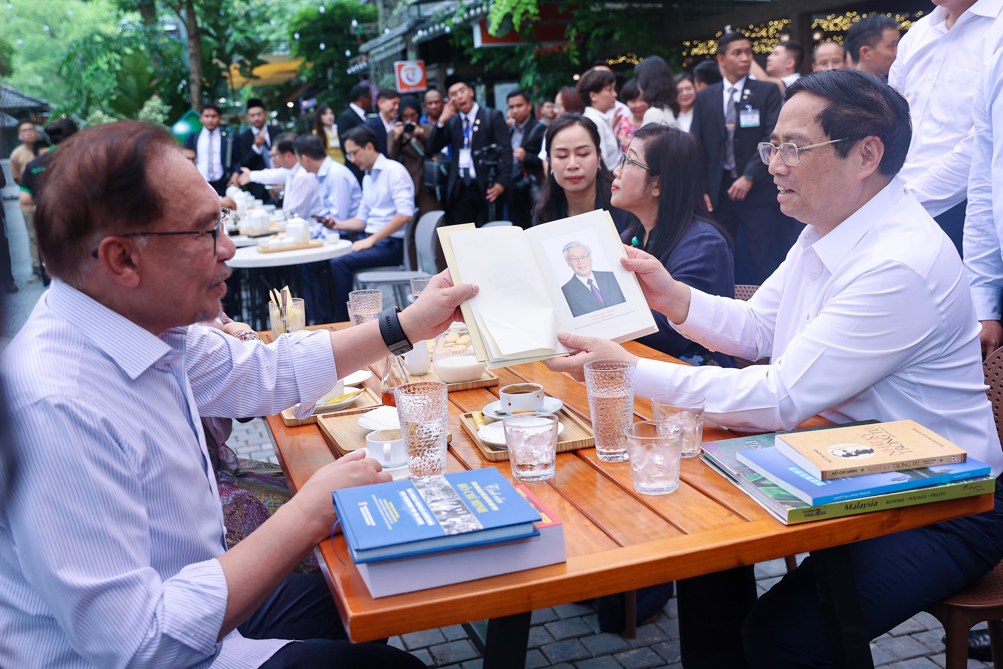 Thủ tướng Phạm Minh Chính cùng Thủ tướng Malaysia thăm phố sách Hà Nội và thưởng thức cà phê Việt Nam - Ảnh 9.