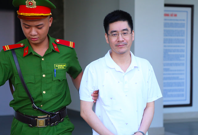 Vụ 'chuyến bay giải cứu': Clip cựu điều tra viên Hoàng Văn Hưng nhận chiếc cặp nghi chứa 450.000 USD - Ảnh 1.