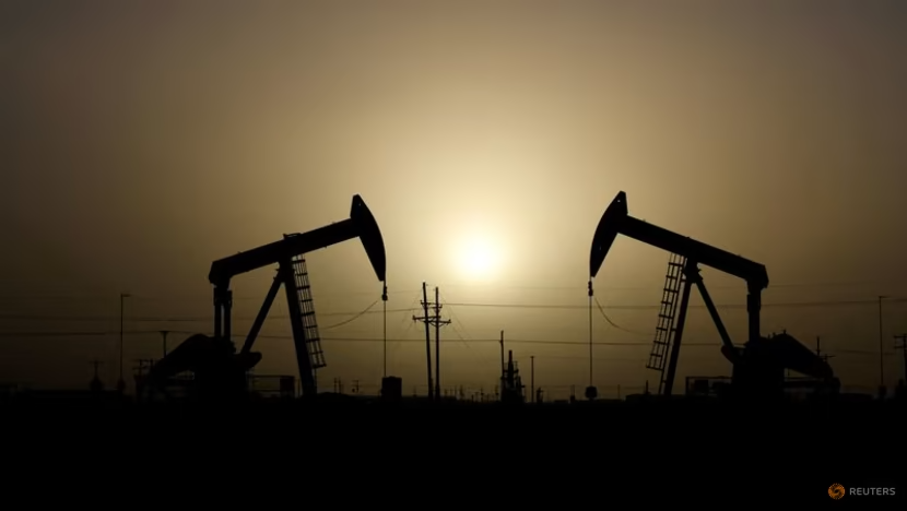 Giá dầu lên mức cao nhất trong gần 3 tháng do nguồn cung thắt chặt hơn - Ảnh 1.