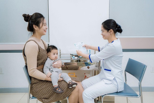 Lô vaccine 5 trong 1 do WHO và UNICEF hỗ trợ về đến Việt Nam - Ảnh 1.