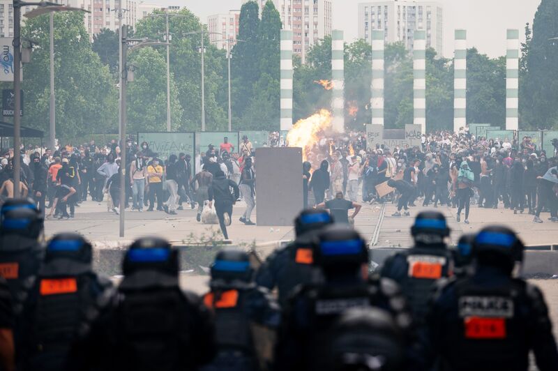 Macron thúc đẩy chấm dứt bạo loạn, hơn 3.000 người bị bắt - Ảnh 1.