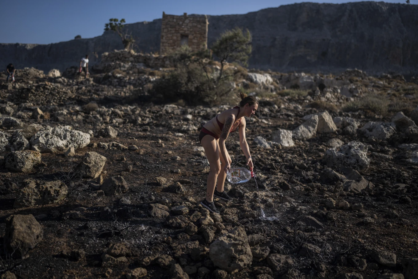 Điểm nóng du lịch Rhodes bùng cháy khi những đợt nắng nóng liên tiếp tàn phá Hy Lạp - Ảnh 7.