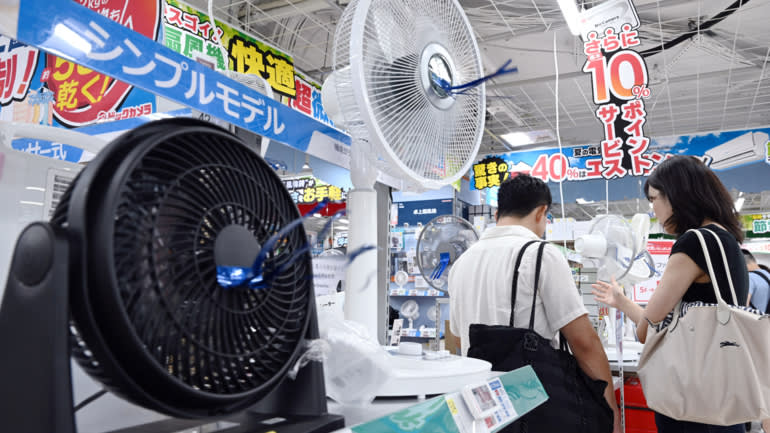 Các doanh nghiệp Nhật Bản theo đuổi thị trường xa xỉ với tiền thưởng mùa hè - Ảnh 2.