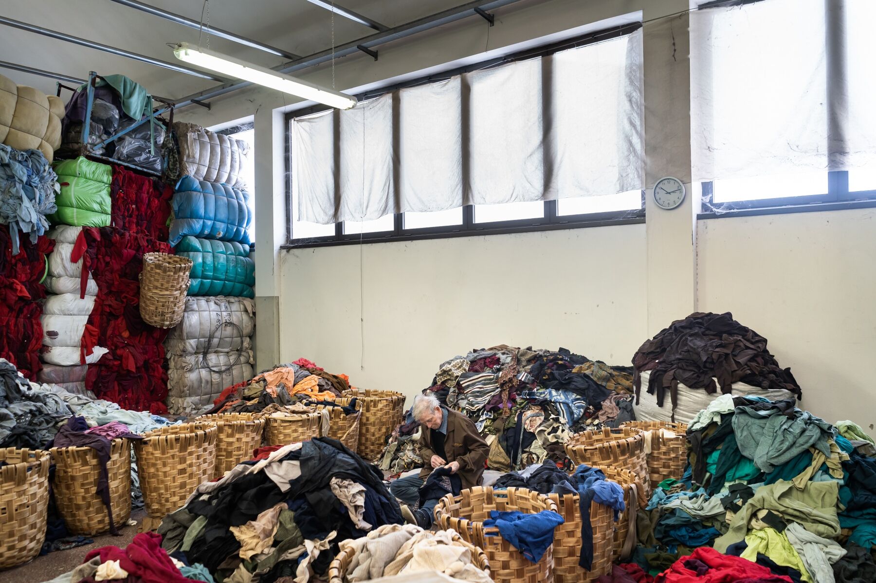 Truyền thống tái chế len lâu đời mang đến những bài học cho thời trang nhanh - Ảnh 3.