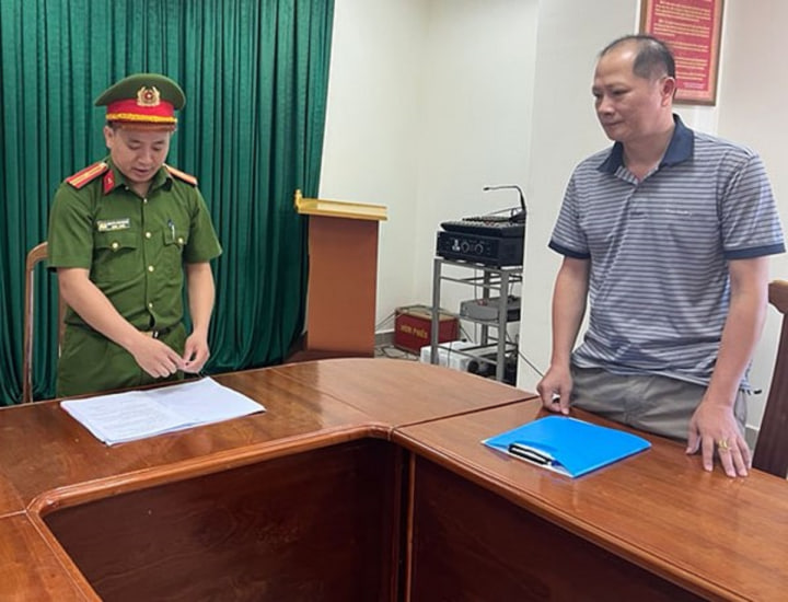 Nhận hối lộ, 2 Phó Giám đốc Trung tâm đăng kiểm ở Quảng Bình bị bắt - Ảnh 1.