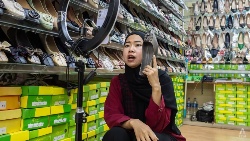Bùng nổ thương mại điện tử khiến các trung tâm mua sắm của Indonesia gặp khó - Ảnh 2.