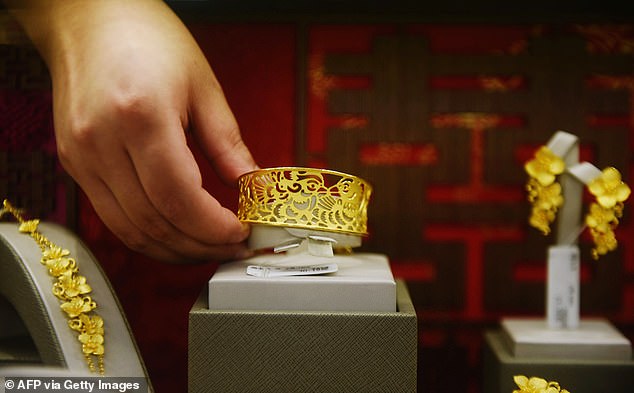 Giá vàng Trung Quốc tăng cao do hạn chế nhập khẩu - Ảnh 2.