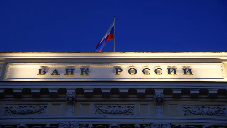 Ngân hàng trung ương Nga bất ngờ nâng lãi suất lên 12% sau khi đồng rúp lao dốc - Ảnh 1.