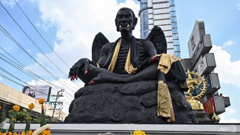 Bức tượng khổng lồ gây tranh cãi ở Bangkok - Ảnh 1.