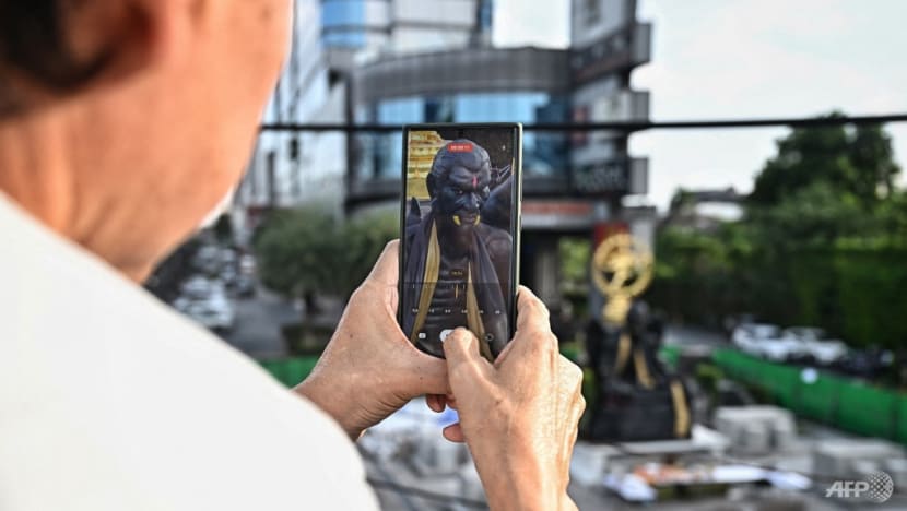 Bức tượng khổng lồ gây tranh cãi ở Bangkok - Ảnh 2.
