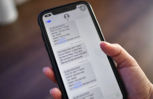 Ngân hàng tăng phí dịch vụ SMS, cao nhất 70.000 đồng mỗi tháng - Ảnh 1.