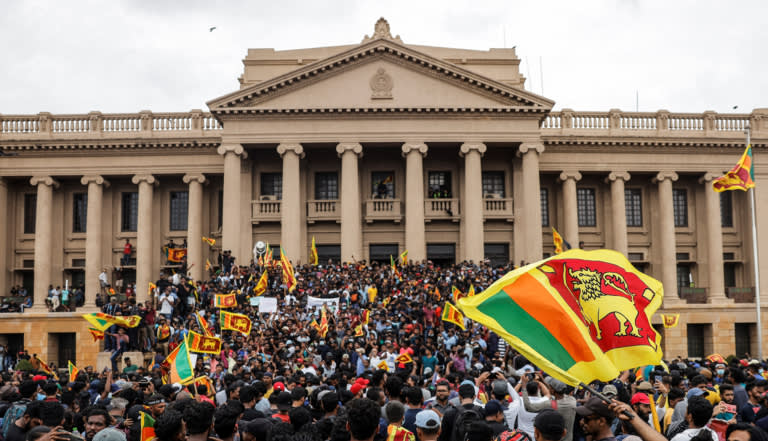 Sri Lanka bước vào kỷ nguyên 'thắt lưng buộc bụng' mới sau tuyên bố vỡ nợ  - Ảnh 3.