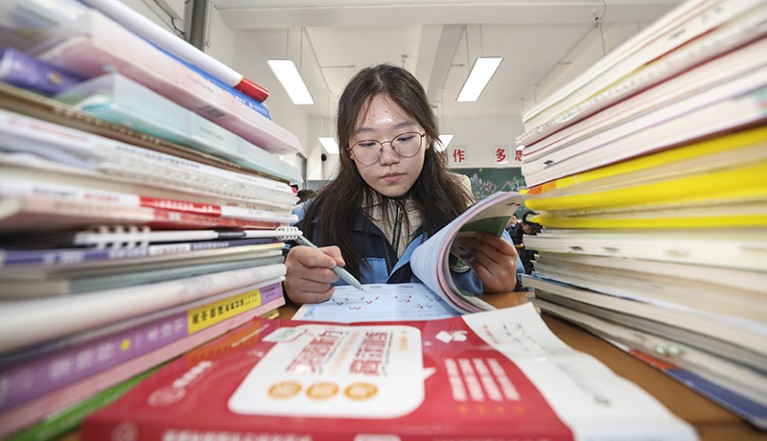 Sinh viên Trung Quốc đổ xô ra nước ngoài học khi tình trạng thất nghiệp cao kỷ lục - Ảnh 3.