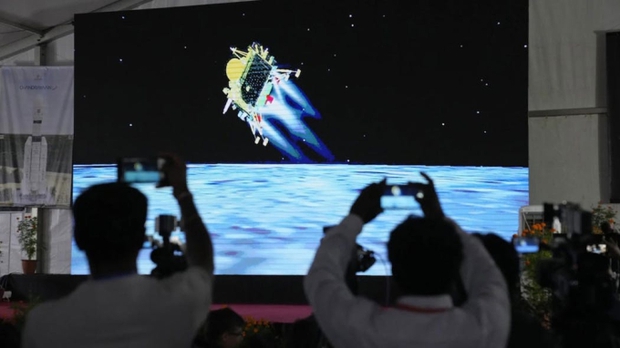 Tàu Vikram thành công đáp xuống Mặt Trăng, Ấn Độ vỡ òa vì khoảng khắc lịch sử - Ảnh 1.