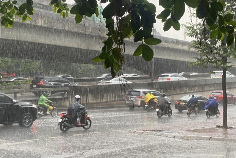 Dự báo thời tiết ngày mai 4/8: Hà Nội mưa vừa đến mưa to - Ảnh 1.