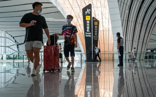 Trung Quốc nới lỏng quy định về hộ khẩu và thị thực để vực dậy nền kinh tế - Ảnh 1.