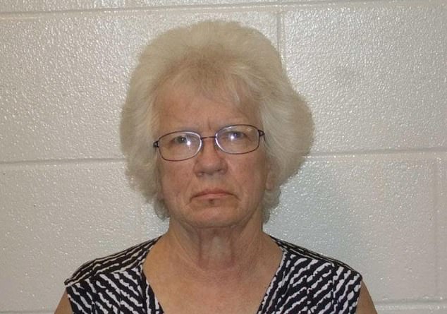 Nữ giáo viên 74 tuổi đối mặt bản án 600 năm tù với cáo buộc tấn công tình dục cậu bé 14 tuổi - Ảnh 1.