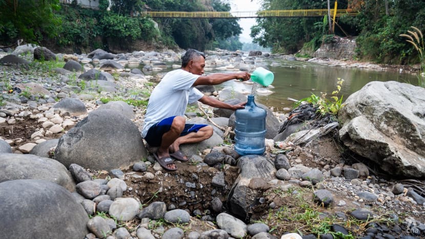 Dân làng Indonesia phải đào lòng sông đã cạn khô chỉ để tìm chút nước - Ảnh 2.
