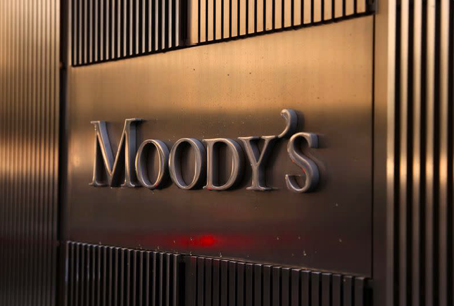 Hàng loạt ngân hàng Mỹ bị Moody’s hạ xếp hạng - Ảnh 2.