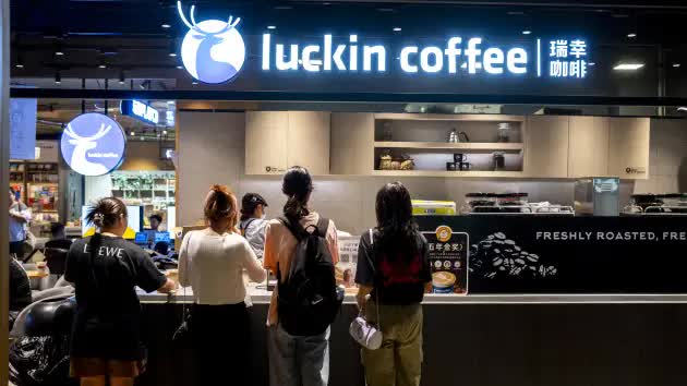 Luckin Coffee vượt mặt Starbucks thành chuỗi cà phê lớn nhất Trung Quốc - Ảnh 1.