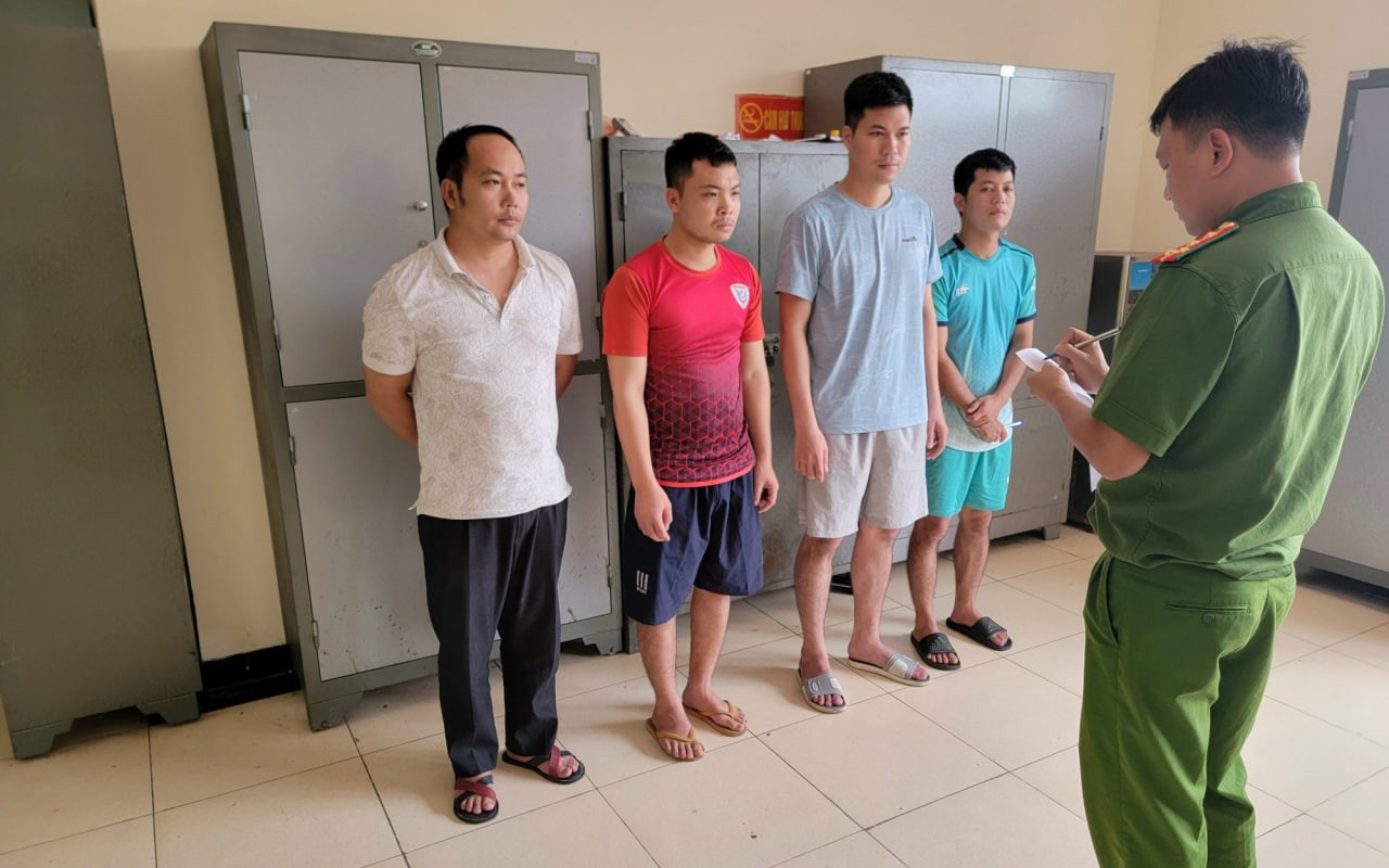 Chuyên trộm cắp tài sản tại sân bay Nội Bài, 5 nhân viên bốc xếp hành lý bị bắt
