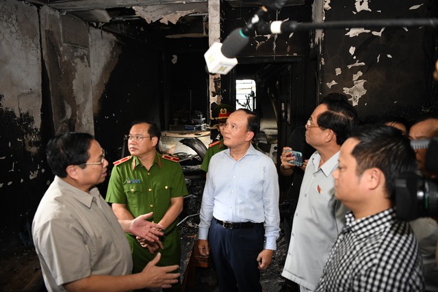 Thủ tướng thị sát hiện trường vụ cháy đặc biệt nghiêm trọng tại Hà Nội - Ảnh 4.