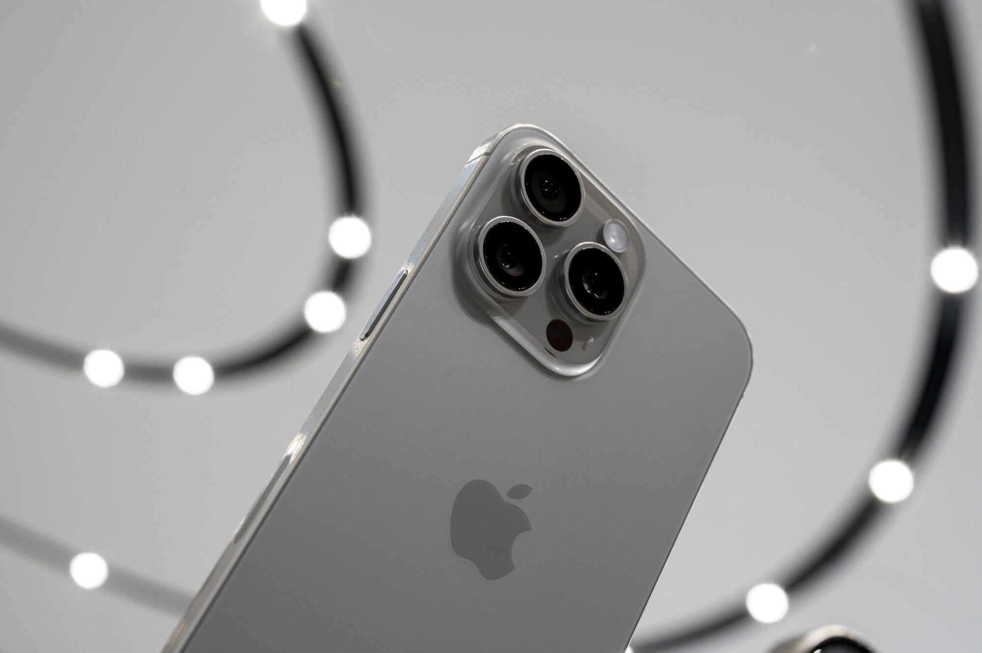 Apple chính thức ra mắt iPhone 15 với cổng sạc USB-C - Ảnh 1.