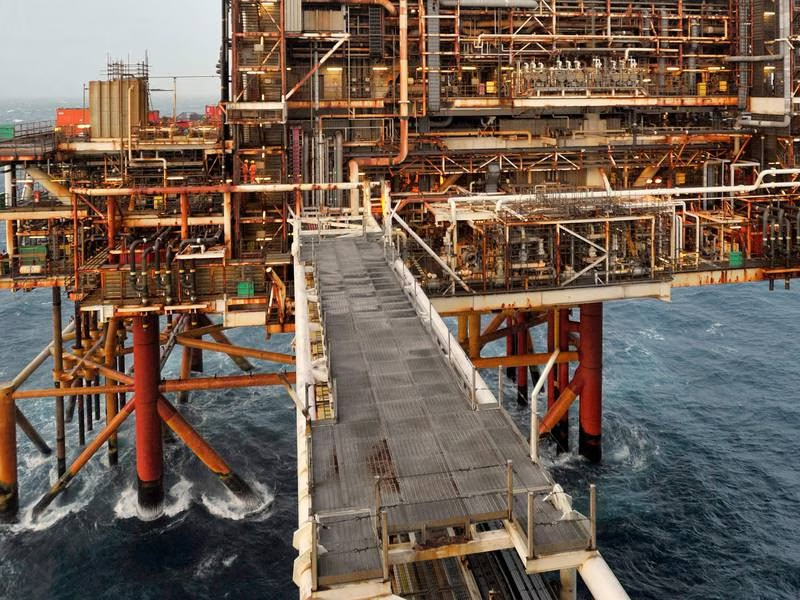IEA dự kiến ​​thâm hụt dầu thô 'đáng kể' trong quý 4 do cắt giảm sản lượng của Opec+ - Ảnh 1.