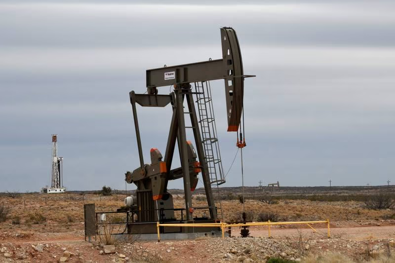 Giá dầu tăng cao sau khi IEA dự báo OPEC+ quyết định cắt giảm sản lượng - Ảnh 1.