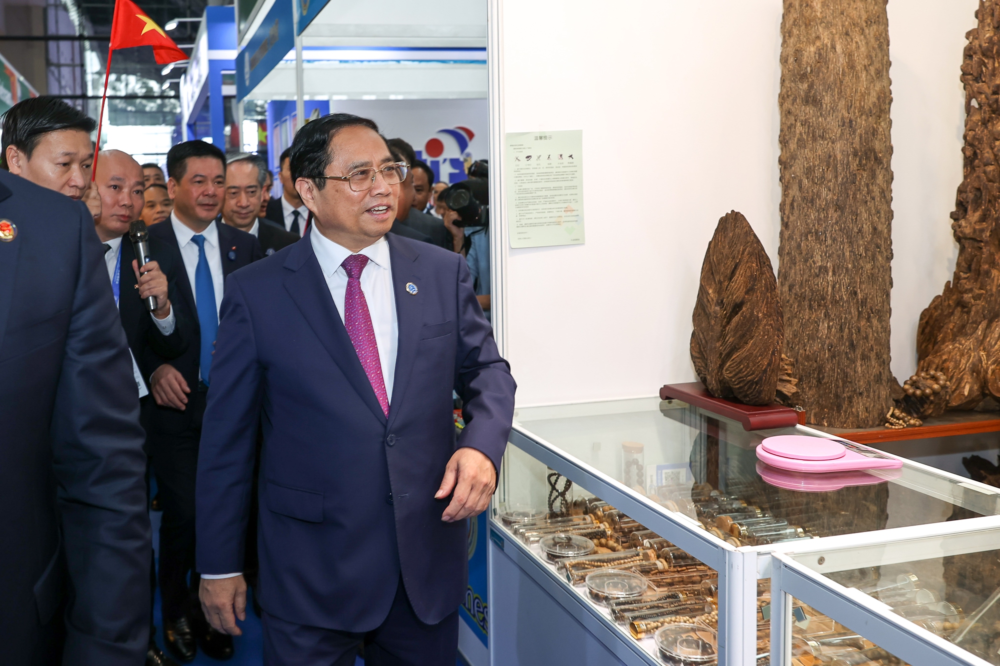 Thủ tướng: Mong muốn Việt Nam trở thành điểm trung chuyển hàng hóa giữa ASEAN và Trung Quốc - Ảnh 6.