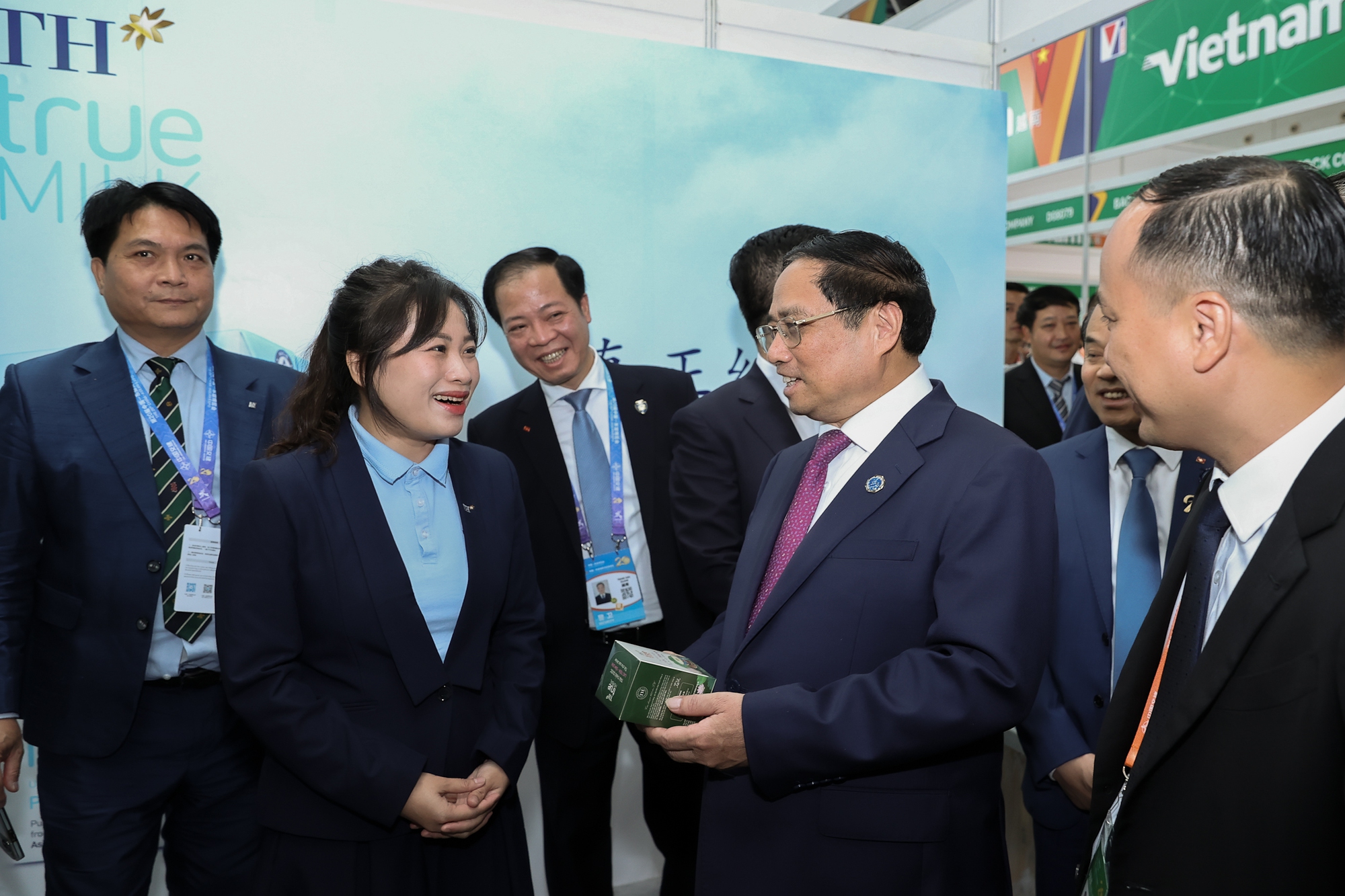 Thủ tướng: Mong muốn Việt Nam trở thành điểm trung chuyển hàng hóa giữa ASEAN và Trung Quốc - Ảnh 5.