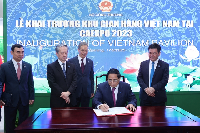 Thủ tướng: Mong muốn Việt Nam trở thành điểm trung chuyển hàng hóa giữa ASEAN và Trung Quốc - Ảnh 8.