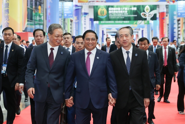 Thủ tướng: Mong muốn Việt Nam trở thành điểm trung chuyển hàng hóa giữa ASEAN và Trung Quốc - Ảnh 7.