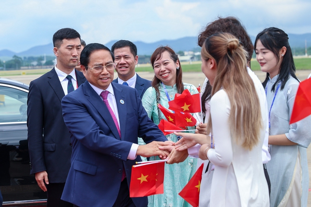 Thủ tướng: Mong muốn Việt Nam trở thành điểm trung chuyển hàng hóa giữa ASEAN và Trung Quốc - Ảnh 14.