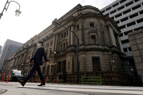 Kêu gọi lời giải đáp rõ ràng hơn về chính sách của ngân hàng Nhật Bản  - Ảnh 1.