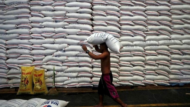 Tổng thống Philippines Marcos ấn định trần giá gạo - Ảnh 2.