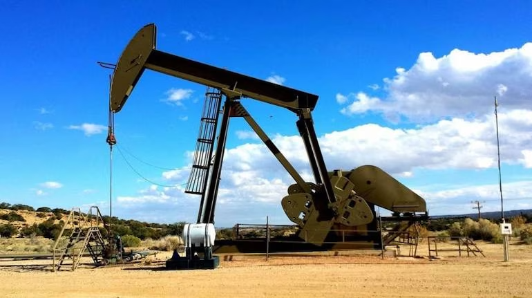 Giá dầu chạm mức cao nhất 10 tháng do lo ngại nguồn cung gia tăng - Ảnh 1.
