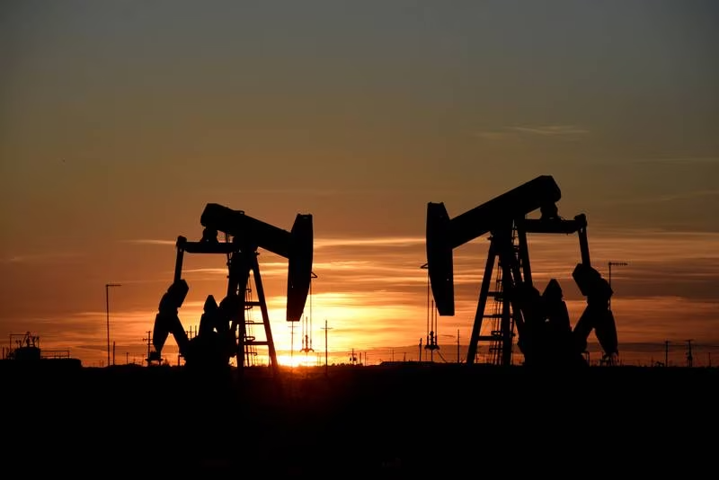 Giá dầu tăng do nguồn cung yếu trong bối cảnh Nga cấm xuất khẩu nhiên liệu - Ảnh 1.