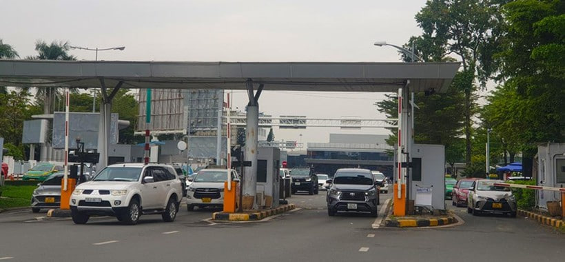 Thí điểm thu phí tự động tại sân bay Nội Bài, Tân Sơn Nhất trong 6 tháng - Ảnh 1.