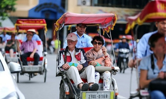 Việt Nam đón 8,9 triệu lượt khách quốc tế trong 9 tháng, vượt mục tiêu cả năm - Ảnh 1.