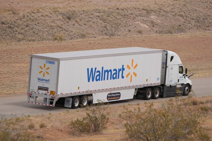 Walmart cắt giảm lương khởi điểm nhân viên mới - Ảnh 2.