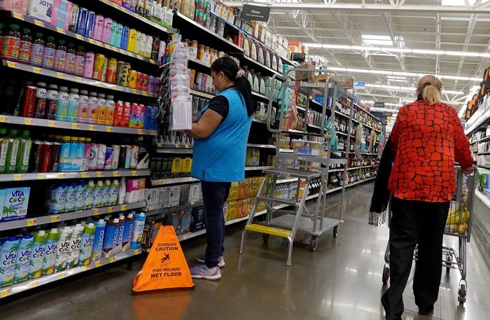 Walmart cắt giảm lương khởi điểm nhân viên mới - Ảnh 1.