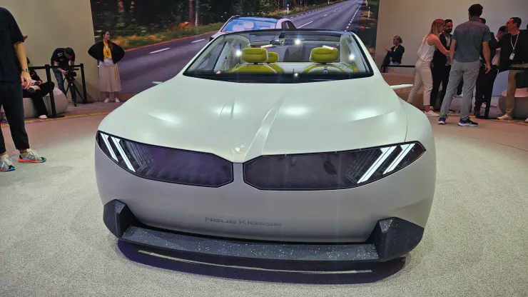 Chiêm ngưỡng những chiếc xe được trưng bày tại triển lãm xe hơi lớn nhất thế giới - Ảnh 1.