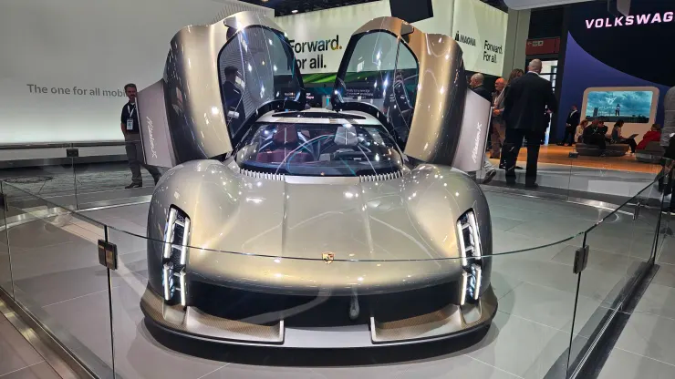 Chiêm ngưỡng những chiếc xe được trưng bày tại triển lãm xe hơi lớn nhất thế giới - Ảnh 10.