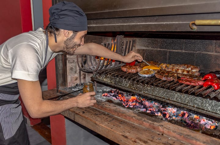 Lạm phát gần 200%, món thịt nướng bình dân ngoài tầm với của người dân Argentina- Ảnh 2.