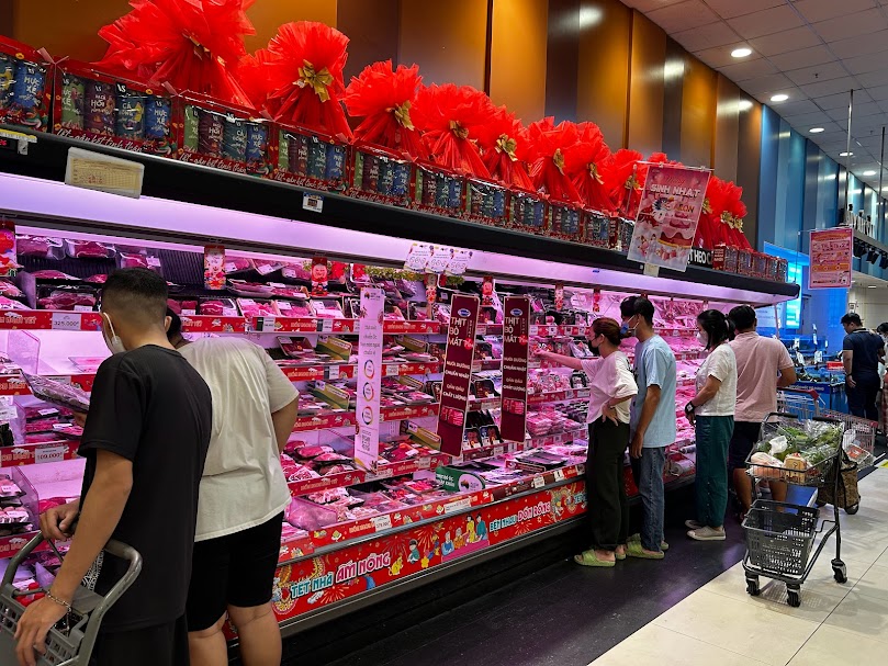 Giá thịt heo giảm sâu tại siêu thị- Ảnh 1.