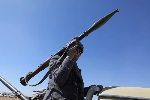 Houthi tiếp tục tấn công tàu thương mại trên Biển Đỏ, leo thang các hành động trả đũa Mỹ- Ảnh 2.