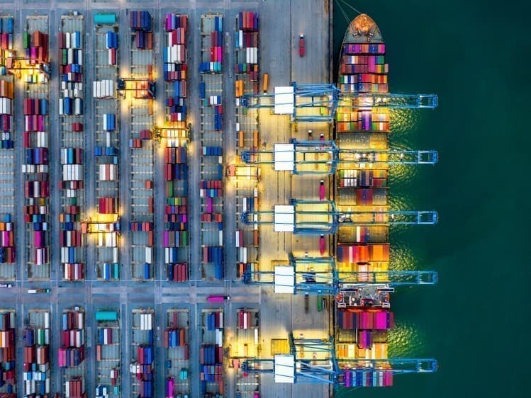 Giá cước vận tải container tăng vọt do lo ngại căng thẳng Biển Đỏ kéo dài- Ảnh 1.
