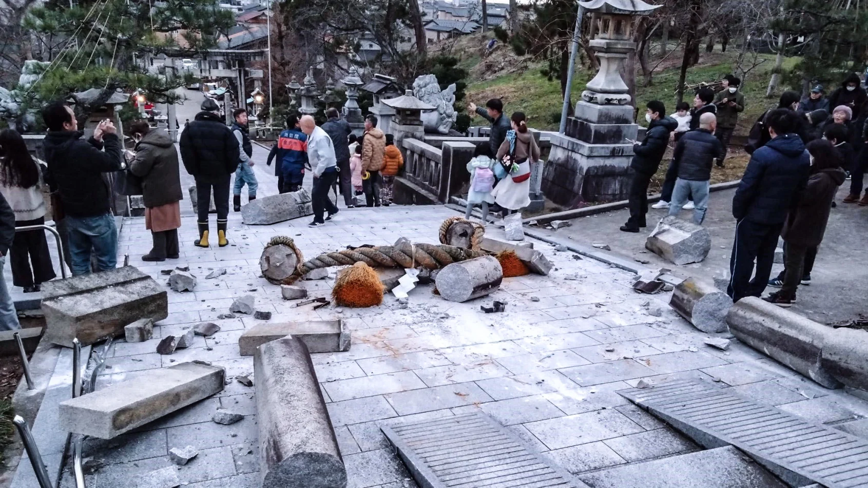 Những hình ảnh mới nhất về trận động đất tại Nhật Bản- Ảnh 4.