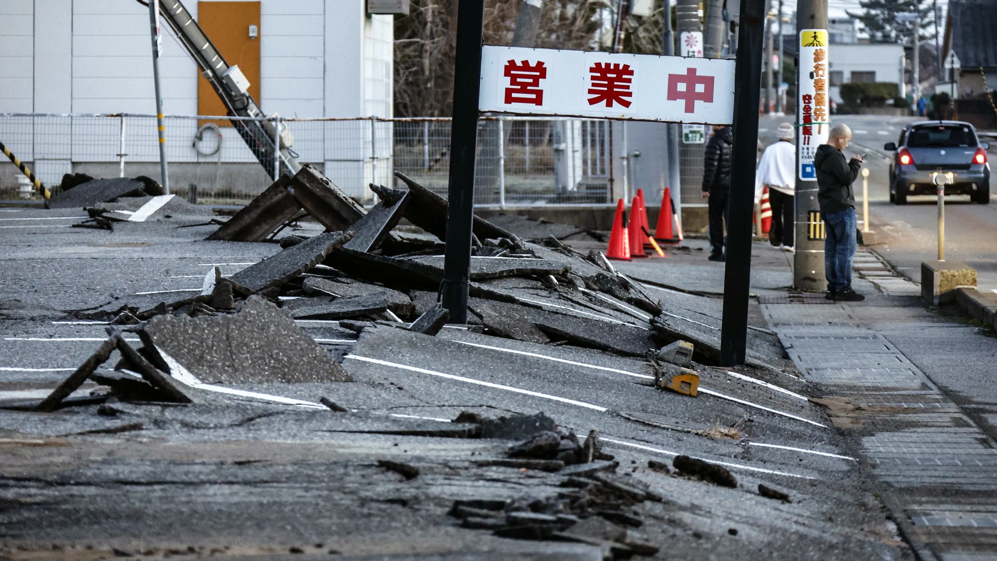 Những hình ảnh mới nhất về trận động đất tại Nhật Bản- Ảnh 12.